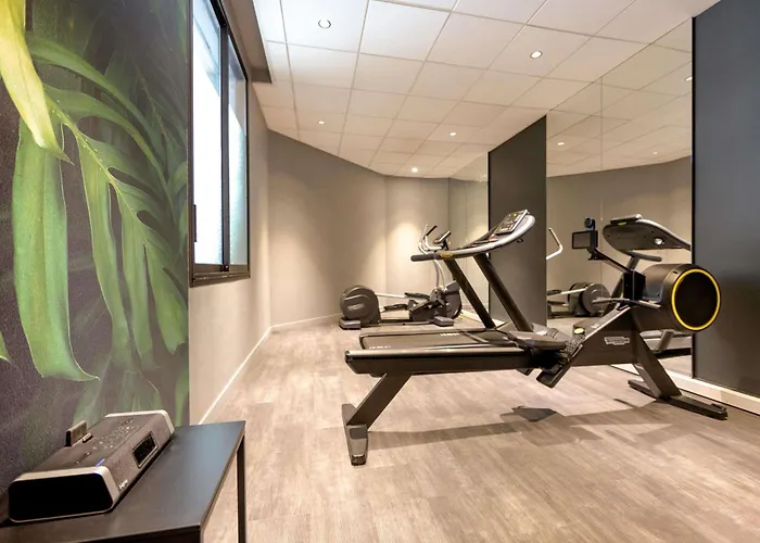 Готель Mercure Centre Cote D'azur Єр