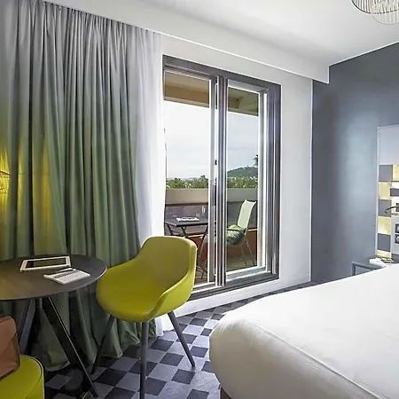 Готель Mercure Centre Cote D'azur Єр
